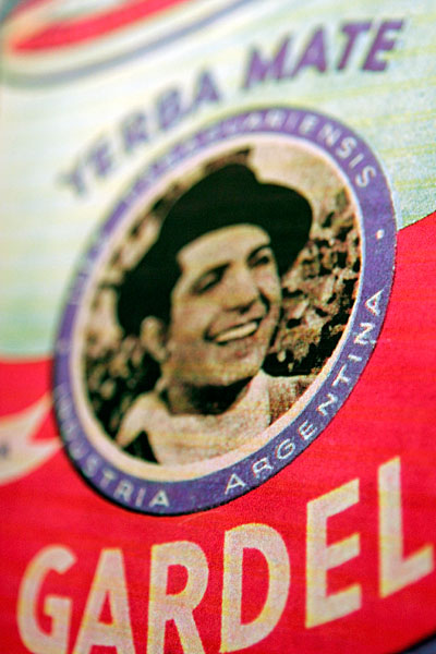 Carlos Gardel, autre icone nationale, était un chanteur de tango vénéré par les argentins. Le jours de sa mort, des femmes se sont suicidées. Ici, il est décliné en <i>Yerba Maté</i>, une herbe à infusion qui est la boisson nationale.
