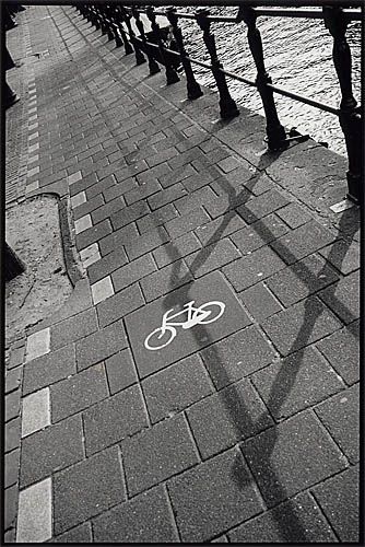 Ne pas confondre piste cyclable et trotoir pour piéton !