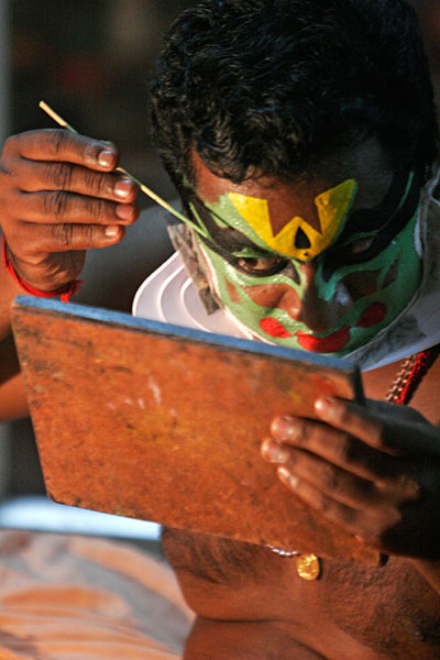 Séance de maquillage pour une representation de Kathakali.