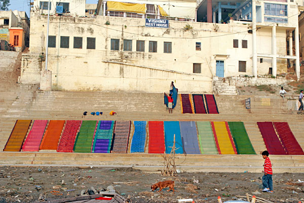Les saris sont lavés tout au long de la journée dans la Gange et séchent sur les ghats.