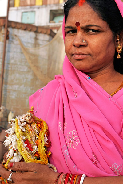 Elle tenait à poser avec son Dieu.