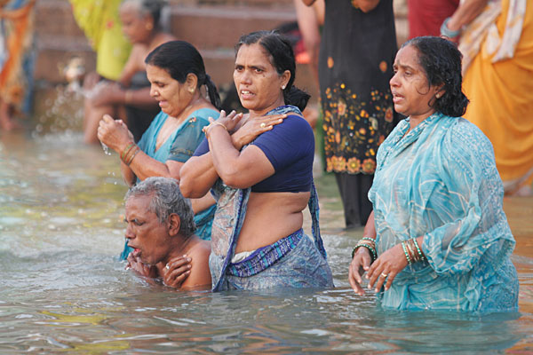 Baignades sacrées, dans l'une des eaux les plus polluées au monde.