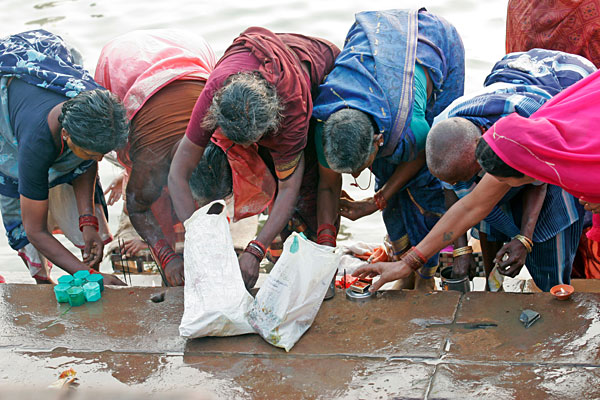 Préparation minutieuse des offrandes.