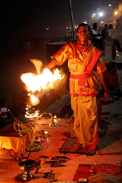 Prières du soir, par de jeunes prêtres.