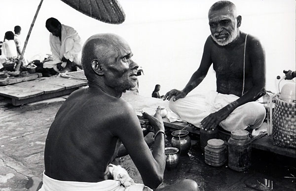 Des prêtres de toutes sortes, priant pour toute sorte de Dieux, jonchent les Ghâts de Varanasi.