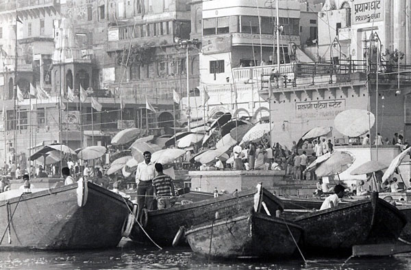 Les ghâts sont nombreux. Ils ont chacun des propriétés différentes et célèbrent différentes divinités. Les pélerins ont toujours leur ghât favorit. Certains ghâts étant plus populaires que d'autres, se retrouvent surpeuplés.