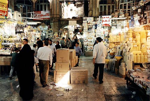 Le bazaar de Tehran est une ville dans la Ville. On y trouve surtout les objets de tous les jours.