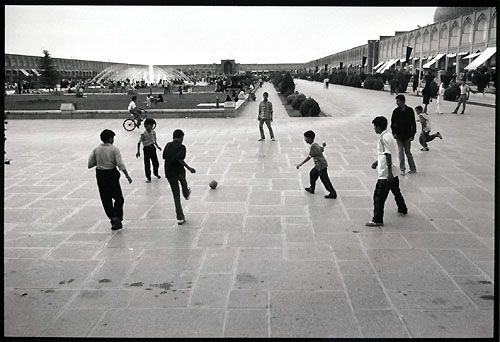 Le sport national par excellence. On y joue ... n'importe où.