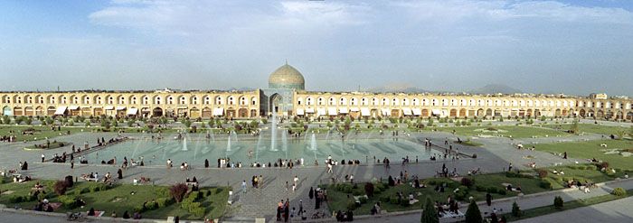 Mosquée de <i>Sheikh Lotfollah</i> sur la place <i>Naqsheh Jahan</i>. Toute la place (les 2 mosquées, le palais Ali Qapu et le grand bazaar) est classée au patrimoine mondial de l'UNESCO. On peut remarquer que la moindre pelouse (de préférence à l'ombre !) est bonne pour pique-niquer.