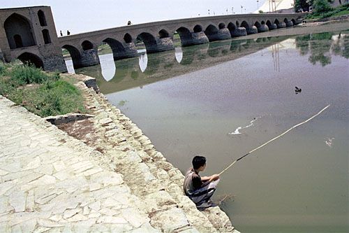 Le pont <i>Shahrestan</i>, le plus vieux pont de la ville (12e siècle)