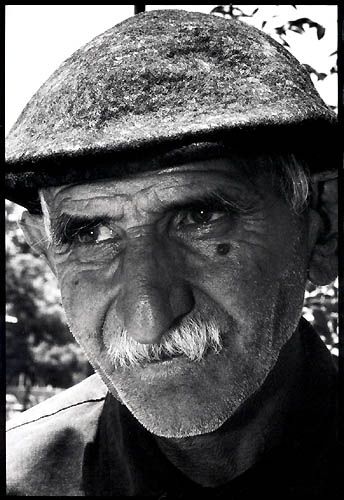 Un vieillard qui vendait des lames de rasoir pour gagner sa croûte ...