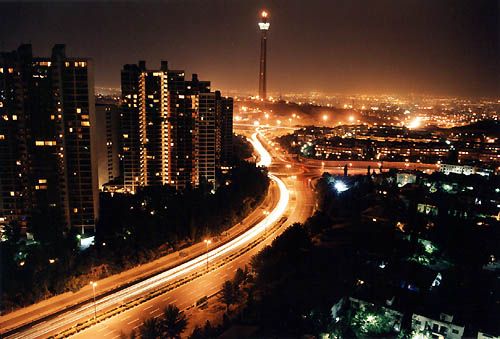 ... de nuit ... ville moderne et surpolluée