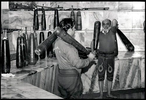 L'exercice des quilles. Chacune d'elle pèse entre 5 et 6 kg. Les plus forts peuvent lancer les quilles très haut en l'air pour les rattraper ensuite et continuer l'exercice.