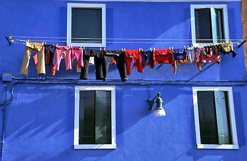 La corde à linge se trouve partout, entre les maisons, les fenêtres, ...