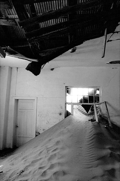 La ville fantôme de Kolmanskop, où s'installa la première exploitation de diamant du pays.