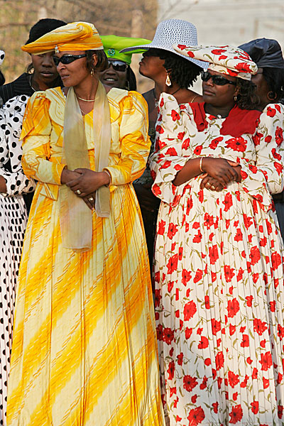 La robe Victorienne de la femme Herero est très typique et souvent portée dans la vie de tous les jours. Son origine remonte à la colonisation allemande où les missionnaires furent choqués par la semi-nudités des femmes, les forçant à porter cette robe.