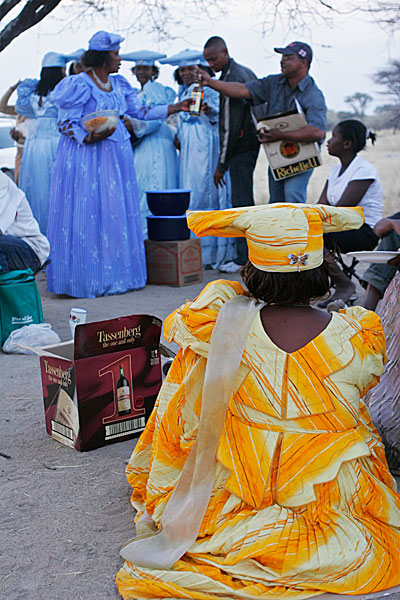 Echange traditionnel de boissons et nourriture entre les 2 familles