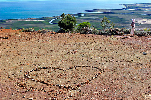 En haut à droite (vers le lagon), le vrai Coeur de Voh, formation naturelle