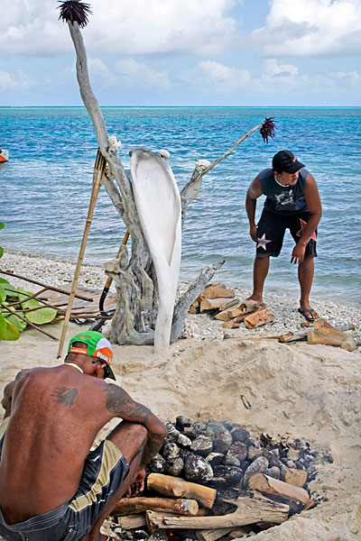 Enterrer le tout avec des braises et du bois.