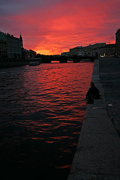Durant les nuits blanches, le soleil se couche très tard, à partir de 23h.