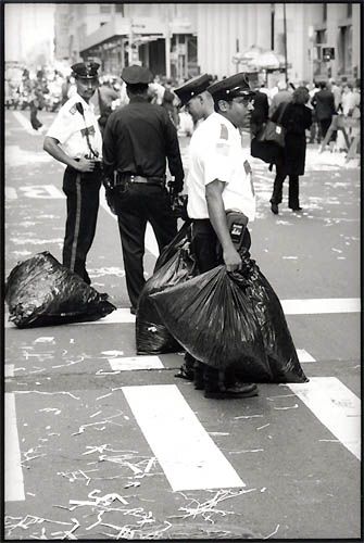 ... à la fin, même les flics s'y sont mis pour ramasser: c'était peut être eux qui manifestaient ?