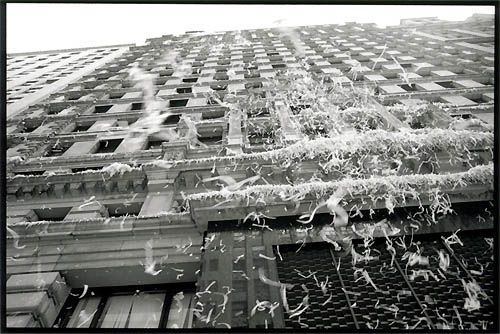 ... on balancait des documents détruits par les fenêtres ...