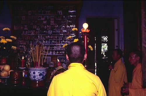 Les moines d'un Temple bouddiste devant l'autel des ancêtres