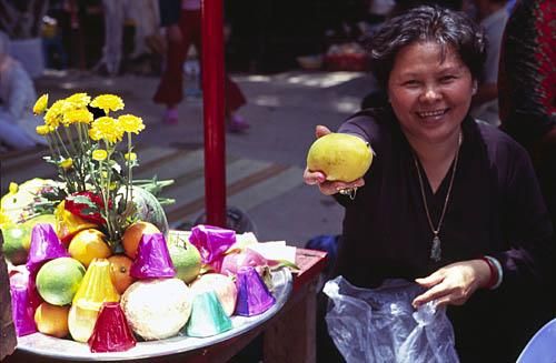 Elle m'a offert une mangue qui venait de l'autel ! Donner une offrande représente un honneur pour le receveur.