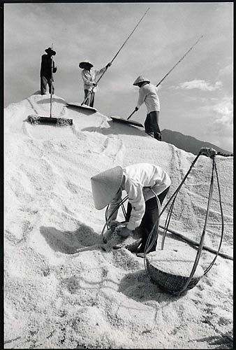 Montagne de sel en cours de nettoyage