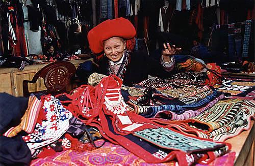 Au marché de Sapa. Les tributs minoritaires y vendent leur artisanat basé principalement sur le tissu et la broderie